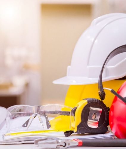 Équipements de sécurité sur le chantier : casque, lunettes, casque antibruit et EP